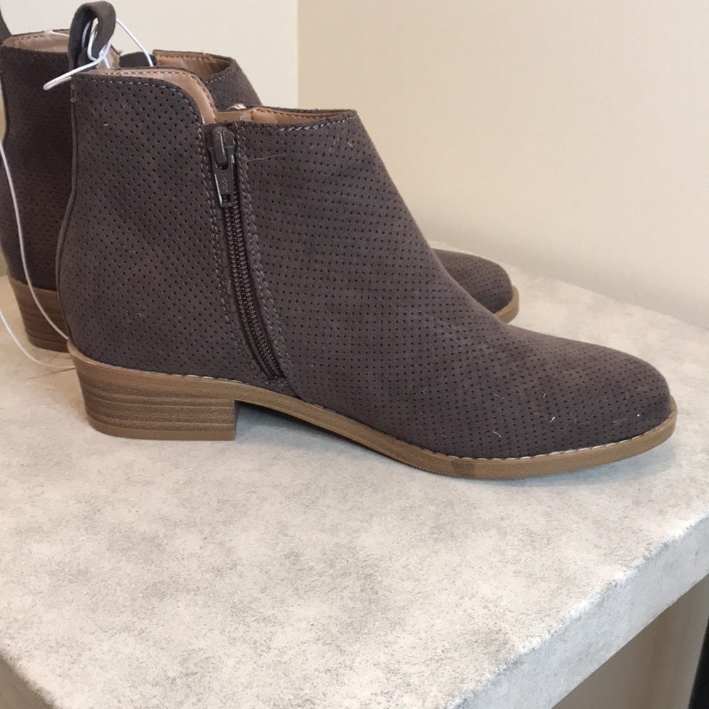 Women's Universal Thread
Shoes Universal Standard
Marlis Bootie nwt - Picture 8 of 10